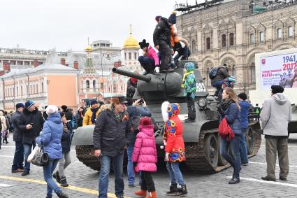 Москва. Танк времен Великой Отечественной войны на Красной площади, где прошел марш ,посвященный 76-й годовщине военного парада 1941 года, на Красной площади.
