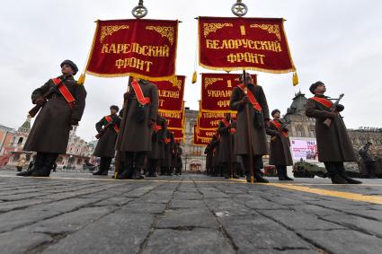 Москва. Участники торжественного марша, посвященного 76-й годовщине военного парада 1941 года, на Красной площади.