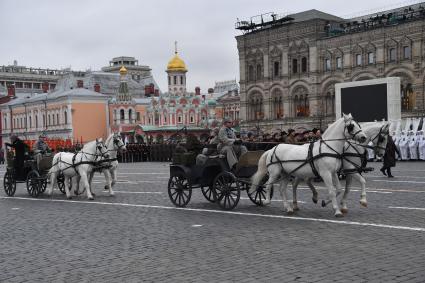 Москва. Участники торжественного марша, посвященного 76-й годовщине военного парада 1941 года, на Красной площади.