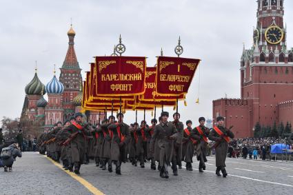 Москва. Участники торжественного марша, посвященного 76-й годовщине военного парада 1941 года, на Красной площади.