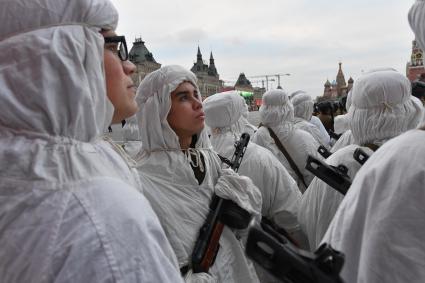 Москва. Участники торжественного марша, посвященного 76-й годовщине военного парада 1941 года, на Красной площади.