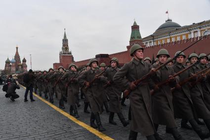 Москва. Участники торжественного марша, посвященного 76-й годовщине военного парада 1941 года, на Красной площади.