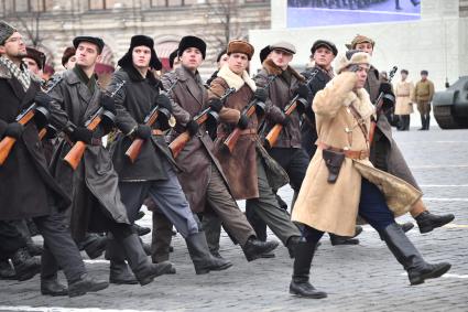 Москва. Участники торжественного марша, посвященного 76-й годовщине военного парада 1941 года, на Красной площади.