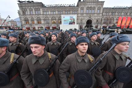 Москва. Участники торжественного марша, посвященного 76-й годовщине военного парада 1941 года, на Красной площади.