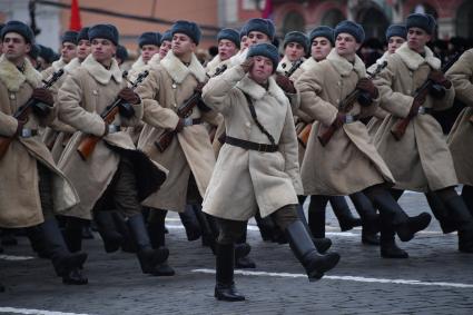 Москва. Участники торжественного марша, посвященного 76-й годовщине военного парада 1941 года, на Красной площади.