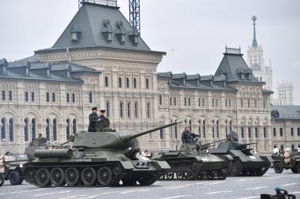 Москва. Участники торжественного марша, посвященного 76-й годовщине военного парада 1941 года, на Красной площади.