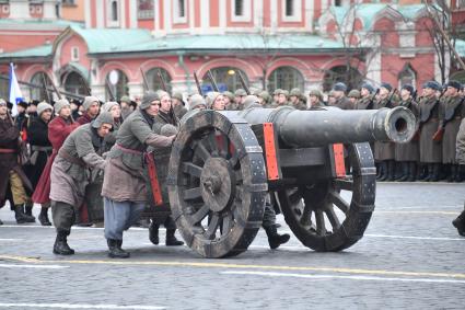 Москва. Участники торжественного марша, посвященного 76-й годовщине военного парада 1941 года, на Красной площади.