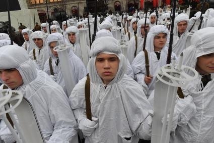 Москва. Участники торжественного марша, посвященного 76-й годовщине военного парада 1941 года, на Красной площади.