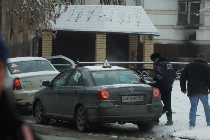 Екатеринбург. Сотрудник ГИБДД садится в учебный автомобиль во время приема экзамена по вождению