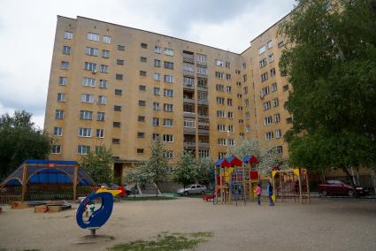 Екатеринбург. Детская площадка во дворе многоквартирного жилого дома
