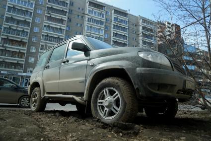 Екатеринбург. Автомобиль припаркованный на газоне