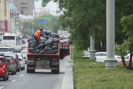 Екатеринбург. Дворник собирает мешки с мусором на улице