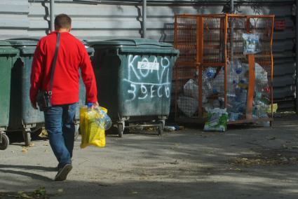 Екатеринбург. Мужчина выносит мусор на помойку