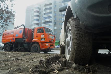 Екатеринбург. Автомобиль припаркованный на газоне