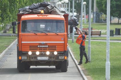 Екатеринбург. Дворник собирает мешки с мусором на улице