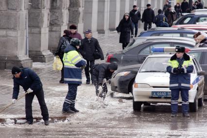 Екатеринбург. Дворник очищает тротуар от наледи