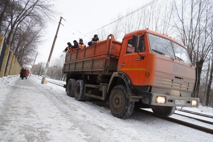 Екатеринбург. Дворники посыпают тротуар антигололедной смесью