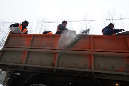 Екатеринбург. Дворники посыпают тротуар антигололедной смесью