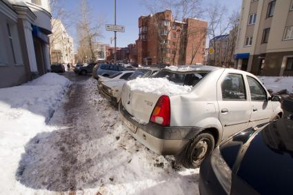 Екатеринбург. Автомобили поврежденные при падении снега с крыши