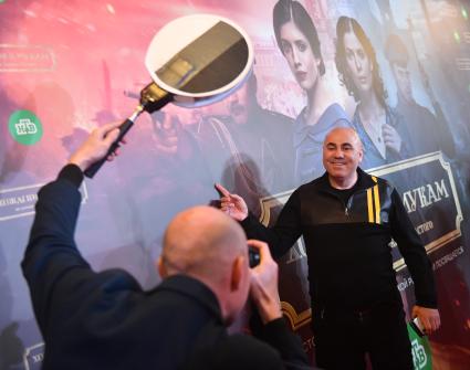 Москва. Продюсер Иосиф Пригожин на предпремьерном показе экранизации романа Алексея Толстого `Хождение по мукам`в кинотеатре `Октябрь`.