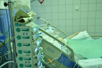 Москва. Пациент в палате реанимации Научно-исследовательского института Склифософского.