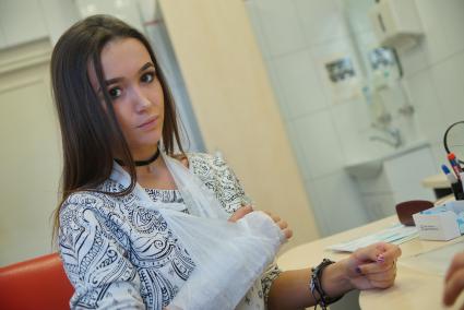Екатеринбург. Девушка в травмпункте с фиксирующей повязкой на руке
