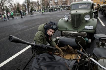 Самара. Мальчик рядом с военной техникой времен Великой Отечественной войны перед началом марша, посвященного 76-й годовщине военного парада 1941 года.