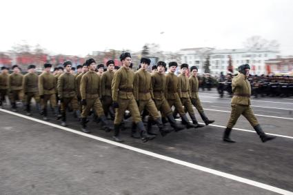 Самара. Участники  марша, посвященного 76-й годовщине военного парада 1941 года.