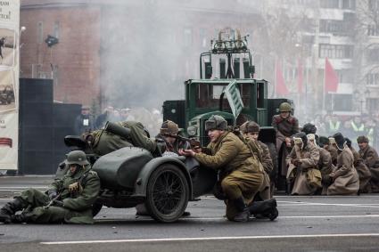 Самара.  Участники  реконструкции битвы за Тихвин  в рамках мероприятий, посвященных  76-й годовщине военного парада 1941 года.