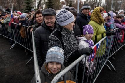 Самара. Зрители во время   марша, посвященного 76-й годовщине военного парада 1941 года.