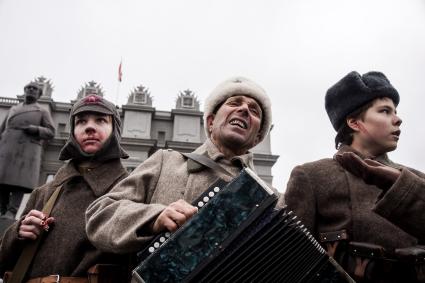 Самара. Участники реконструкции битвы за Тихвин в рамках мероприятий, посвященных 76-й годовщине военного парада 1941 года.