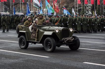 Самара. Участники  марша, посвященного 76-й годовщине военного парада 1941 года.