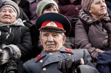 Самара. Зрители во время   марша, посвященного 76-й годовщине военного парада 1941 года.