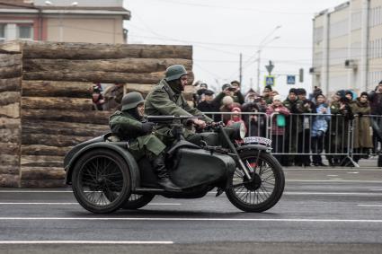 Самара.  Участники  реконструкции битвы за Тихвин  в рамках мероприятий, посвященных  76-й годовщине военного парада 1941 года.