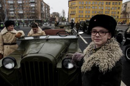 Самара. Мальчик рядом с военной техникой времен Великой Отечественной войны  перед началом  марша, посвященного 76-й годовщине военного парада 1941 года.