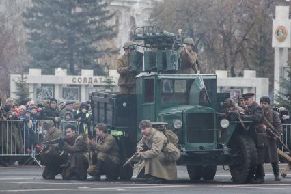 Самара.  Участники  реконструкции битвы за Тихвин  в рамках мероприятий, посвященных  76-й годовщине военного парада 1941 года.