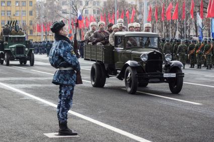 Самара. Участники  марша, посвященного 76-й годовщине военного парада 1941 года.