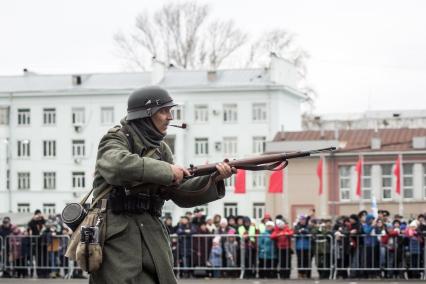 Самара. Участники реконструкции битвы за Тихвин в рамках мероприятий, посвященных 76-й годовщине военного парада 1941 года.