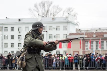 Самара.  Участники  реконструкции битвы за Тихвин  в рамках мероприятий, посвященных  76-й годовщине военного парада 1941 года.