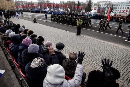 Самара. Зрители во время   марша, посвященного 76-й годовщине военного парада 1941 года.