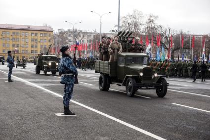 Самара. Участники  марша, посвященного 76-й годовщине военного парада 1941 года.