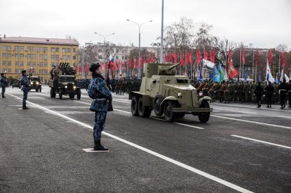 Самара. Участники  марша, посвященного 76-й годовщине военного парада 1941 года.