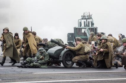 Самара.  Участники  реконструкции битвы за Тихвин  в рамках мероприятий, посвященных  76-й годовщине военного парада 1941 года.