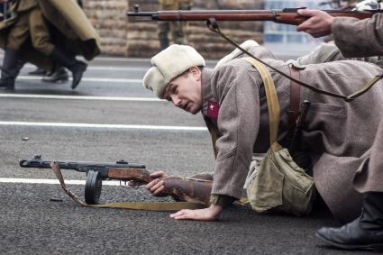 Самара.  Участники  реконструкции битвы за Тихвин  в рамках мероприятий, посвященных  76-й годовщине военного парада 1941 года.