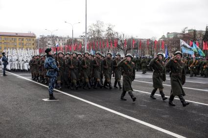 Самара. Участники  марша, посвященного 76-й годовщине военного парада 1941 года.