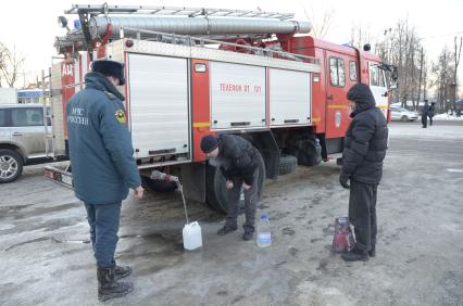 Тула. Жильцы набирают воду в канистры из  пожарной машины  МЧС России.