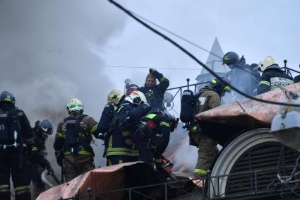 Москва.  Пожарные  во время тушения пожара на крыше одного из корпусов Государственного музея имени Пушкина, где располагается музей личных коллекций.