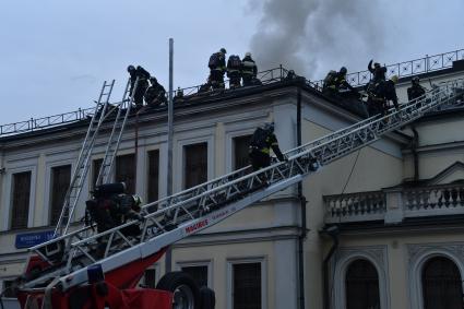 Москва.  Пожарные  во время тушения пожара на крыше одного из корпусов Государственного музея имени Пушкина, где располагается музей личных коллекций.