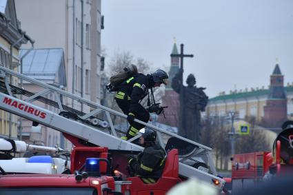 Москва.  Пожарные  во время тушения пожара на крыше одного из корпусов Государственного музея имени Пушкина, где располагается музей личных коллекций.