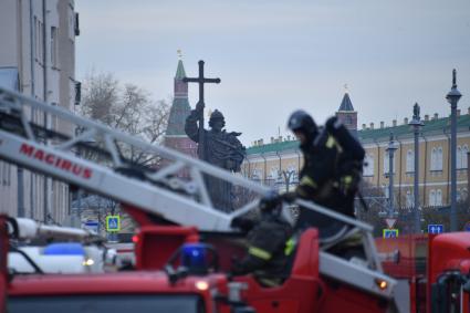 Москва.  Пожарные  во время тушения пожара на крыше одного из корпусов Государственного музея имени Пушкина, где располагается музей личных коллекций.